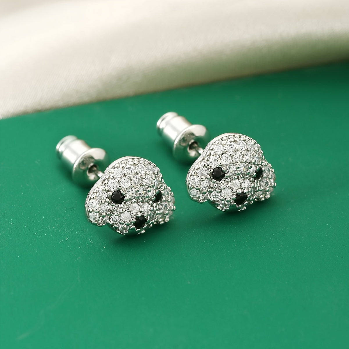 1 Pair of Cute Three-Dimensional Dog Head Earrings – Exquisite Fashion Statement